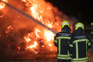 Leipzig: Feuerwehr-Einsatz in Lindenthal: Meterhohe Flammen erleuchten die Nacht