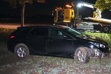 Hyundai landet nach Ausweichmanöver auf Feld und kracht gegen Baumstumpf