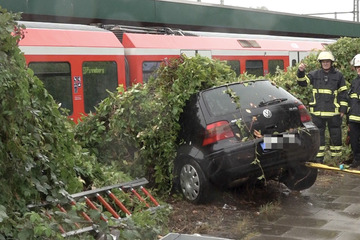 S-Bahn-Verkehr eingestellt! Auto schießt aus Parkhaus direkt in Richtung der Gleise