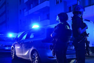 Berlin: In Wohnung gelockt, mit Maschinenpistole bedroht und ausgeraubt: SEK rückt an