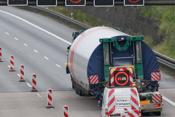 Unfall A9: Schwertransporter mit Windkraftturm fängt auf A9 Feuer