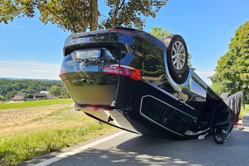 Crash ohne Führerschein: VW-Fahrer schrottet Auto komplett