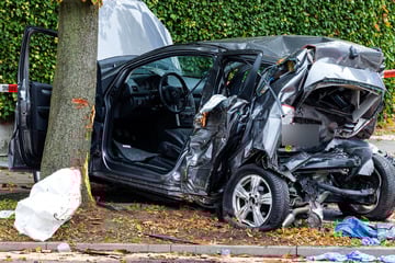 A-Klasse durch Auffahrunfall in Kreuzung geschoben, dort kommt es zum tödlichen Crash