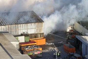 Hamburg: 1800 Kubikmeter Bauschutt brennen! Rauchwolke zieht über Hamburgs Westen hinweg