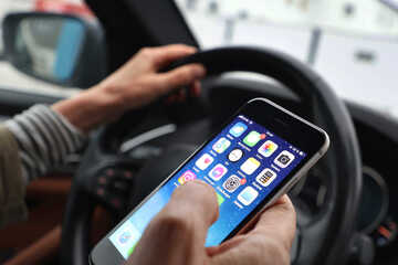 Polizei erwischt zahlreiche Fahrer mit Handy und Co. am Steuer