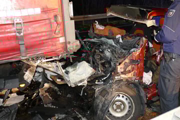 Tödliches Drama auf A61: Smart zerschellt an Lkw-Auflieger, Beifahrer tot