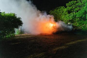 Pferdestall brennt lichterloh: Feuerwehr kann Tiere retten