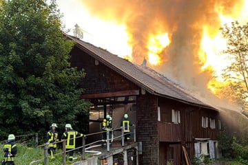 "Extreme Gefahr": Großbrand auf Bauernhof sorgt für Warnmeldung
