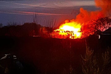 Feuer in Lagerhalle zerstört Fahrzeuge und Technik: Hoher Schaden!