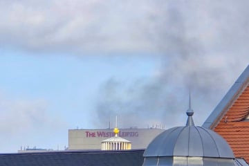 Leipzig: Rauchwolke über Leipziger Zentrum: Feuer am Astoria-Hotel
