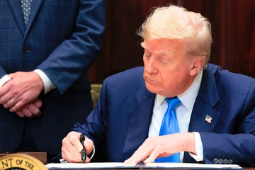 Trump to sign order punishing big banks for discriminating against conservatives