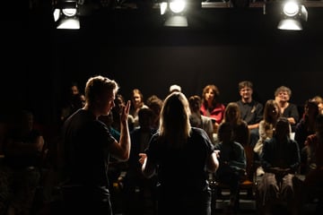 Improtheater in Gera: Publikum bestimmt Verlauf des Abends mit