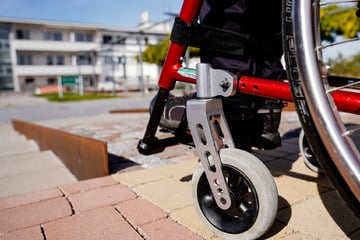 Tödliches Unglück: Seniorin (†90) stirbt nach schwerem Sturz mit Rollstuhl