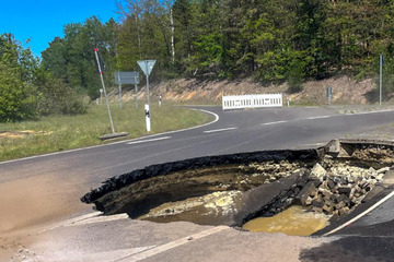 Straße abgesackt: Großes Loch tut sich auf sächsischer Bundesstraße auf