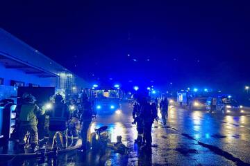 Papierbetrieb in Barleben in Flammen: Rauch stört Löschversuche