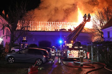 Dresden: Großbrand in "Merlins Wunderland": A4 kurzzeitig gesperrt!