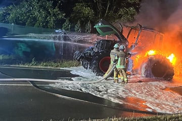 Traktor-Gespann brennt lichterloh! Fahrer kann sich gerade noch retten