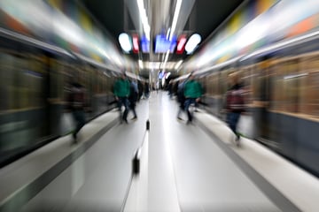 Tödlicher Unfall: Mann blickt in Tunnel und wird von U-Bahn erfasst