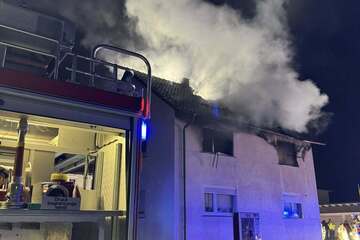 Haus steht in Vollbrand: 72-Jähriger schwer verletzt aus Flammen gerettet