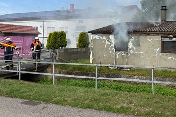 Bungalow brennt: Haus nach schwerem Feuer nicht mehr bewohnbar