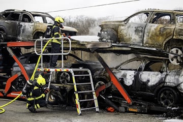 Unfall A3: Autotransport auf A3 ausgebrannt: Weiter Stau am Frankfurter Flughafen