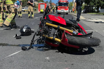 Motorrad kracht in Feuerwehrwagen: Biker schwer verletzt