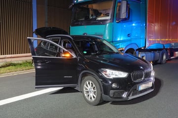 Unfall A72: Unfall auf A72: Lastwagen schleift BMW mit