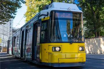 Mehrere Knochenbrüche: Radfahrer nach Straßenbahn-Crash in der Notaufnahme