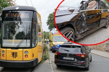Unfall im Dresdner Norden: Golf-Fahrer übersieht Straßenbahn beim Abbiegen