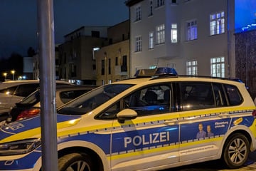 Mann hantiert mit Schusswaffe auf Balkon - SEK stürmt Wohnung!