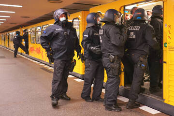 Berlin: Chaos nach U-Bahn-Defekt: 25-Jähriger verletzt sich an Stromschiene