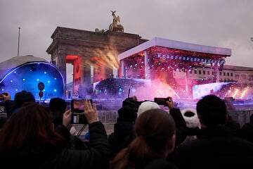 Berlin: Rund 65.000 Menschen bei Silvesterparty am Brandenburger Tor - Polizei im Ausnahmezustand!