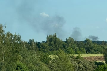 Rauchwolke am Himmel: Brand in Lagerhalle löst stundenlangen Feuerwehreinsatz aus