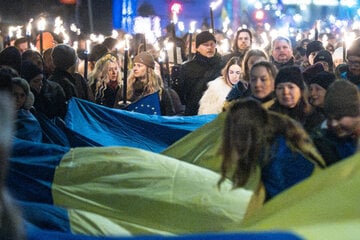 Demonstranten zeigen Solidarität mit der Ukraine