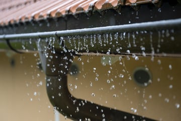 Fake-Handwerker nutzen Dachrinnen-Trick: Seniorin verliert Tausende Euro