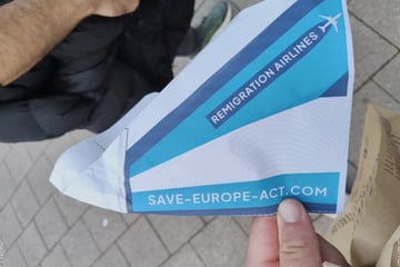 Hamburg: Papierflieger werben für "Remigration": Staatschutz ermittelt