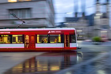 Schwerer Unfall mit verletztem Kind: Mädchen kommt mit Kopf unter Straßenbahn-Verkleidung