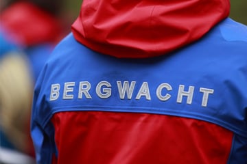 Vor den Augen der Angehörigen: Seniorin fällt Abhang hinunter und stirbt