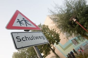Drama an Bushaltestelle: Schülerin von Auto angefahren und schwer verletzt