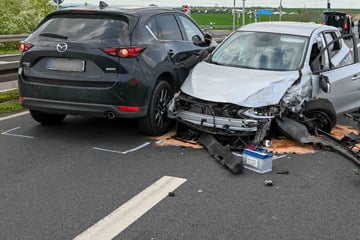 Unfall A9: Nissan-Fahrer (45) gerät in Gegenverkehr: Unfall mit mehreren Autos auf B6 in Sachsen