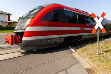 Dresden: Eisenbahnbundesamt greift durch: Deshalb müssen Züge an Dresdner Bahnübergang jetzt stoppen