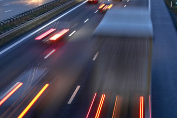 Unfall A14: Gemüse-Lkw kippt auf A14 bei Magdeburg um: Folge-Unfall am Stauende