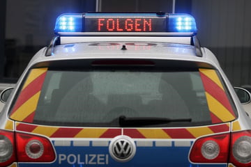Vor den Augen der Polizei: VW-Fahrer fährt bei Rot über Ampel und haut ab