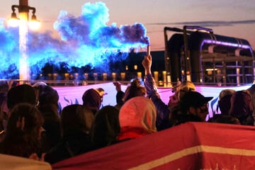 Dresden: Demo zieht am Abend durch Dresden: Stimmung aufgeheizt, aber friedlich