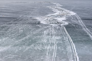 Trotz Tauwetter aufs Eis: Kind bricht in See ein! Passanten hören Hilferufe