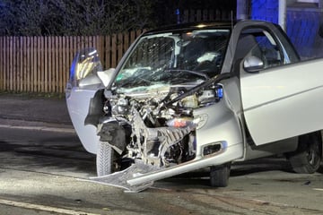 Bei Flucht vor der Polizei: Golf und Smart krachen frontal zusammen