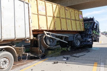 Unfall A4: Vollsperrung nach Lkw-Unfällen auf A4: Rückstau bis auf A17