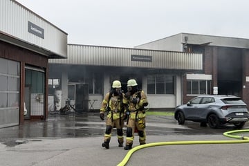 Rauchschwade über Gewerbegebiet: Feuerwehr muss Brand in Werkstatt unter Kontrolle bringen