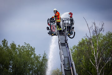 Aus 25 Metern: Feuerwehrleute werden aus Korb geschleudert und schwer verletzt