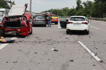 Unfall A5: Verkehrschaos auf A5! Vollsperrung und Stau nach Unfall mit mehreren Fahrzeugen